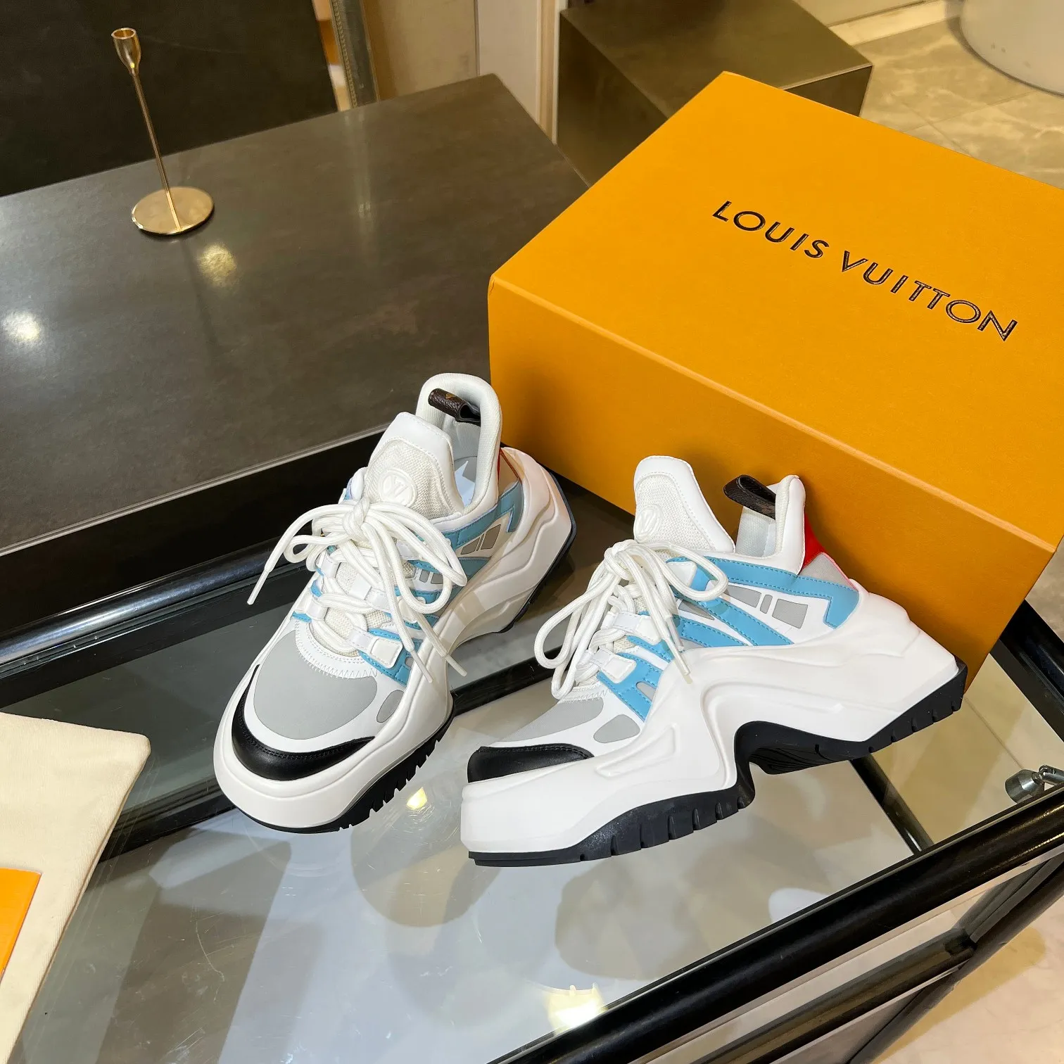 👟👟Ex-factory price 760👟👟 Nicolas Ghesquieye once again refined the design essence of LVArchlight sneakers to create LVArchlight2.0 platfrm sneakers. The combination of multiple technical materials, the wide outsole and the exaggerated tongue highlight the series' recognition, and the latter is marked with the LVCirCle logo 35-41